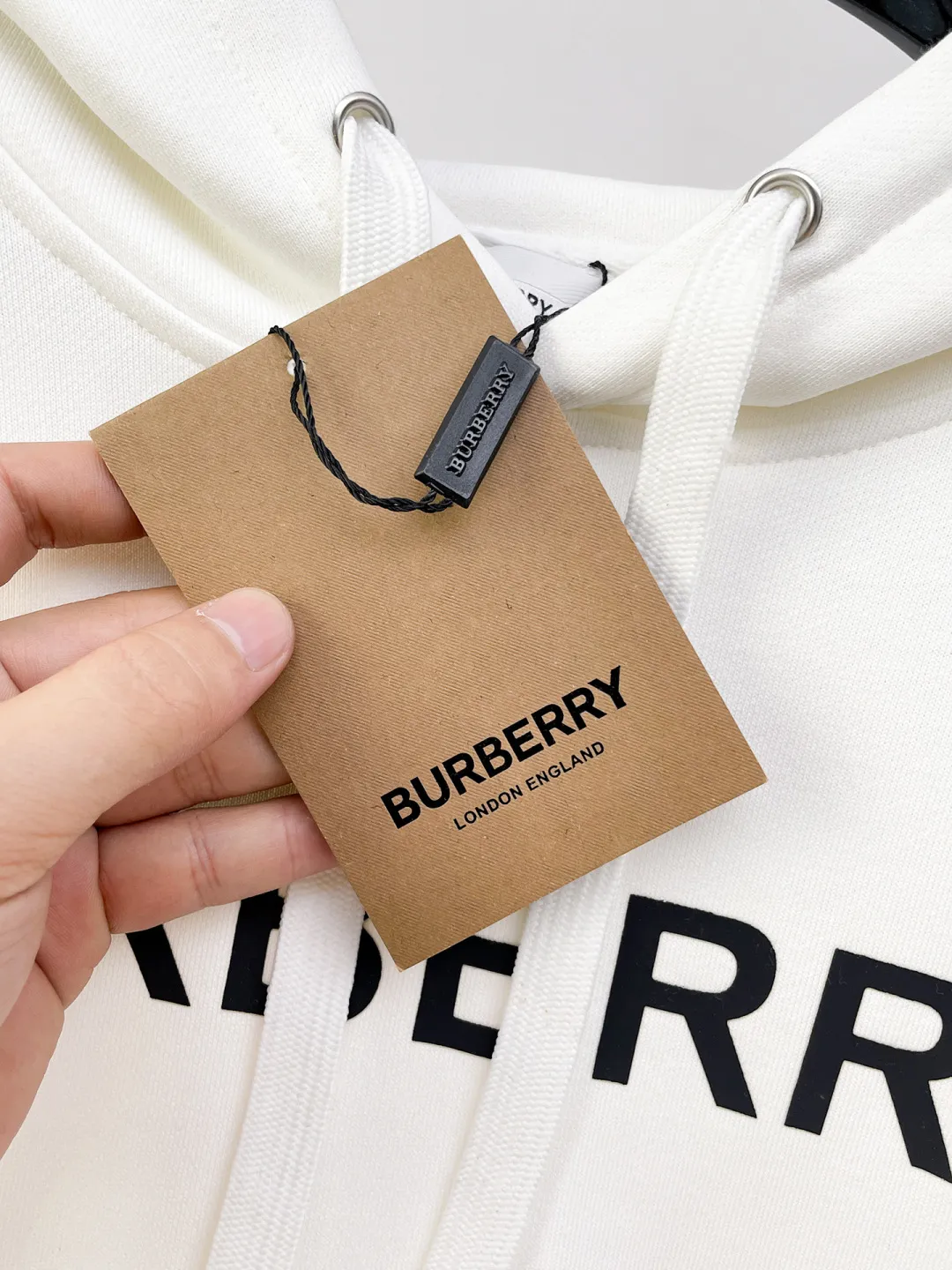 Burberry New Arrival hooded sweatshirt, complete with three labels, original fabric, original customized accessories, official Same Style, using 420g thickened double-ply sweatshirt material, customized same vat dyed fabric, very comfortable and smooth to the touch, very wide and stylish, produced by the first-line brand Factory, the collar rib is woven with imported yarn, will not deform after long-term wear, the most New Arrival style in autumn and winter, fashionable and individual, super Versatile, a good-looking one, very suitable for both men and women A must-have for everyone Size: S-XXL